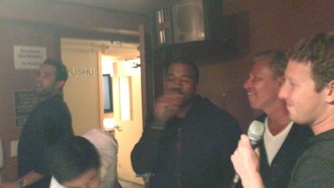 Фото: Канье Уэст ва Марк Цукерберг караокеда Backstreet Boys қўшиғини куйламоқда