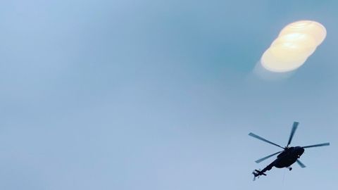 Kremldan qurollangan odamlarni arqon orqali olib ketayotgan 2 ta harbiy vertolyot uchib chiqdi