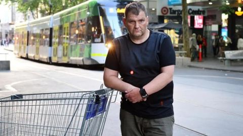 Avstraliyaliklar supermarket aravachasi bilan terrorchini yiqitishga uringan boshpanasiz erkak uchun 100 ming dollar pul yig‘di (video)