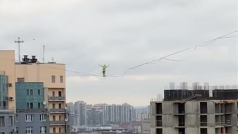 Санкт-Петербургда дорбоз 27-қават баландлигидаги дордан юриб ўтди (видео)