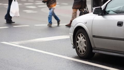 Andijonda haydovchi yo‘lni kesib o‘tayotgan 2 piyodani urib yubordi. Piyodalardan biri voqea joyida vafot etdi