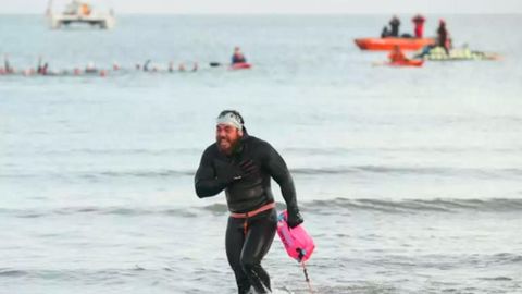 Birinchi marta odam Buyuk Britaniyani suzib aylanib o‘tdi (video)