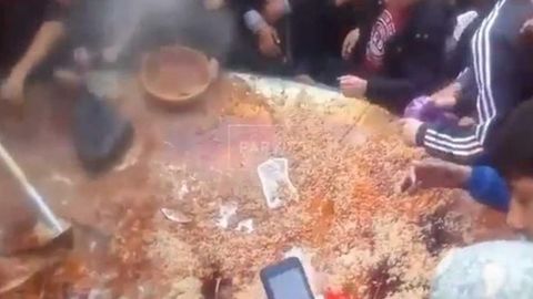 Dushanbeda oshga talashgan odamlar to‘polon ko‘tardi (video)