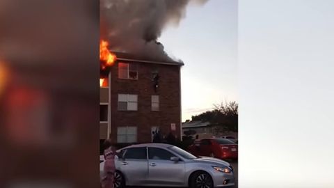 Amerikalik erkak yonayotgan uyning uchinchi qavatidan tashlangan bolani tutib oldi (video)