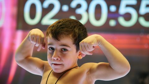 Chechenistonlik 5 yoshli Rahim Quriyev 2,5 soatda gavdani uch mingta ko‘tarib-tushirish mashqini bajardi va rekord qo‘ydi 