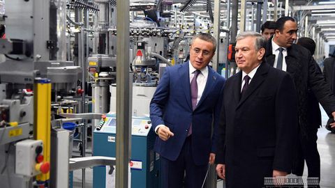 Shavkat Mirziyoyev Shovot tumanidagi to‘qimachilik korxonasi faoliyati bilan tanishdi