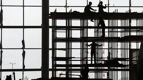 Namangandagi kasalxonani ta’mirlayotgan usta 3-qavatdan yiqilib, halok bo‘ldi