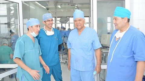 Shavkat Mirziyoyev tibbiyot va farmatsevtika xodimlari ish haqi miqdorini oshirish haqidagi qarorni imzoladi