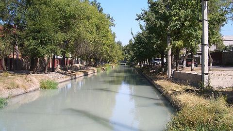 Bishkekda militsiyachilar ko‘prikdan sakrab, o‘z joniga qasd qilmoqchi bo‘lgan qizni qutqarib qoldi