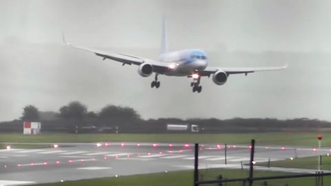 Аёл учувчи Британия аэропортига довул чоғида самолётни қўндирди (видео)