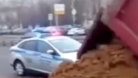 Moskvada “KamAZ” YPX inspektorlarini qumga ko‘mib yubordi (video)