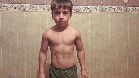 Chechenistonlik 5 yoshli bolakay salkam 2,5 soatda gavdani 4105 ta tushirib-ko‘tarish mashqini bajarib rekord qo‘ydi (video)