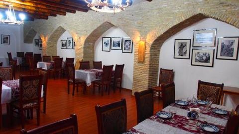 Бухорода испаниялик сайёҳларга таомларни қиммат нархга сотган кафе раҳбарияти жиноий жавобгарликка тортилди