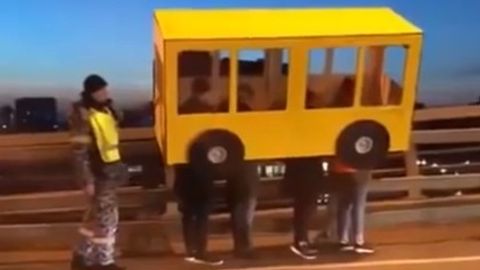 Владивостокликлар автомобиль кўпригидан автобус «ниқоби остида» ўтмоқчи бўлди (видео)