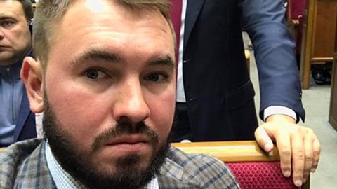 Украиналик депутат Чехияда қалбаки пулга онасига совға сотиб олишга уринди