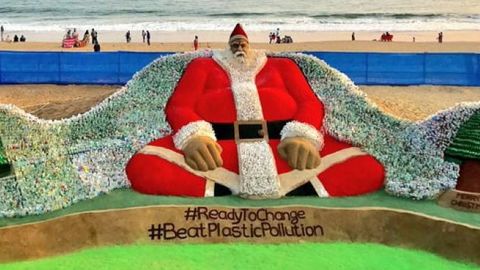 Ҳиндистонда қум ва бутилкадан ясалган қорбобо пайдо бўлди (видео)