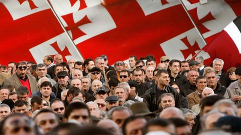 Тбилисидаги норозилик митингида мухолифат муддатдан олдин парламент сайловларини талаб қилди