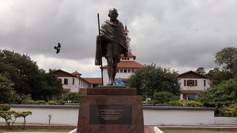 Afrikaning Gana mamlakatida Mahatma Gandi sharafiga o‘rnatilgan haykal buzib tashlandi