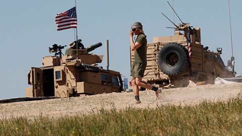 АҚШлик сенатор: Трамп Суриядан қўшинни олиб чиқишни пайсалга солишга қарор қилди