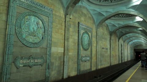 Alisher Navoiy metro bekatida yosh qiz metro relsiga tushib ketdi (video 18+)