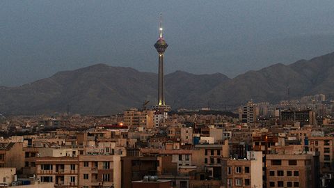 Olimlar: Tehron shahri suv ostiga g‘arq bo‘lmoqda