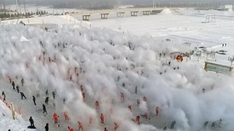 Qaynoq suvdan qor: Xitoyda ommaviy fleshmob bo‘lib o‘tdi