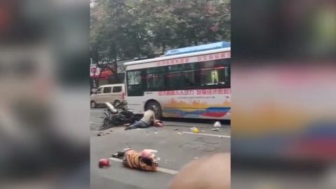 Xitoyda qurollangan erkak avtobus olib qochib, piyodalar ustiga haydadi