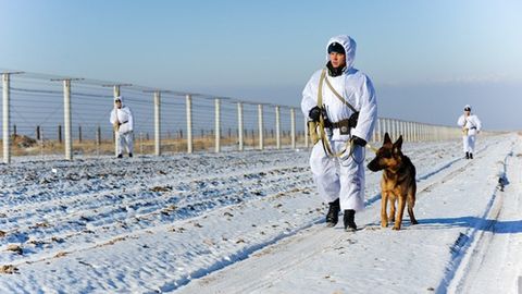 Qirg‘izistonlik qonunbuzar fuqaro qozog‘istonlik chegarachilar yuziga pul otdi