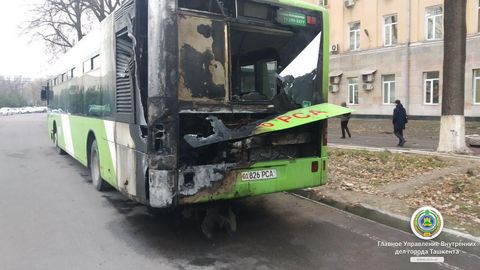 Toshkentdagi Navoiy ko‘chasida 57-sonli Mercedes-Benz avtobusi yonib ketdi