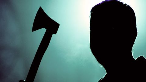 Каттақўрғонлик эркак никоҳсиз хотинини болта билан жароҳатлади