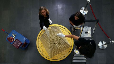 Germaniyada sof oltindan yasalgan Yangi yil archasini o‘rnatishdi