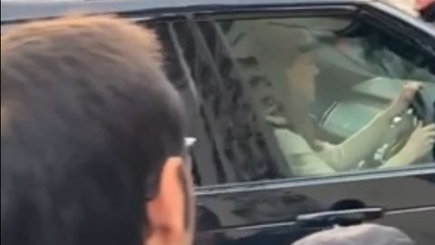Avtomobil boshqarib ketayotgan Keyt Middlton o‘z muxlisini hayratda qoldirdi (video)