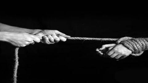 Jizzaxda odam savdosi bilan shug‘ullangan ayolga hukm o‘qildi