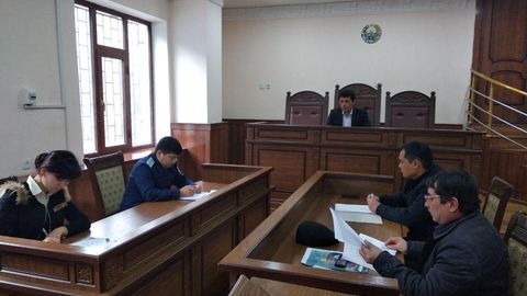 Namanganda xo‘roz urishtirish o‘yinini tashkil etib, 10 ming so‘mdan chipta sotgan shaxsga 3 yil sinov muddati tayinlandi