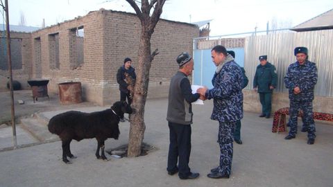 Andijon IIB xodimlari xizmat vaqtida halok bo‘lgan kasbdoshlari oilasidan xabar oldi