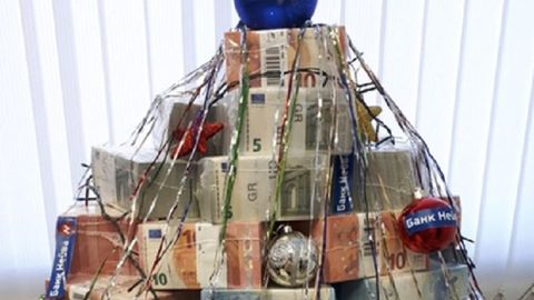 Yekaterinburgda millionlab dollar va yevrolardan yasalgan archa paydo bo‘ldi