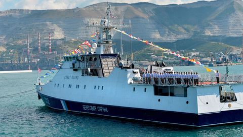 Azov dengiziga qarab harakatlanayotgan Rossiya harbiy kemasini ko‘rib qolishdi