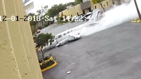 AQShda samolyot bolalar markaziga qulashi aks etgan video paydo bo‘ldi (video)