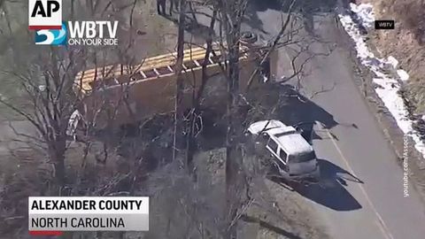 Калифорнияда мактаб автобуси енгил автомобиль билан тўқнашди. 13 киши жароҳатланди