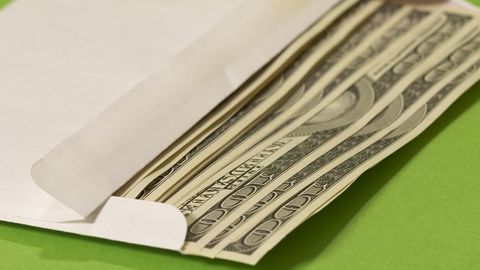 Nyu-yorklik ayol bir necha ming dollar solingan konvert topib olib uni egasiga qaytardi