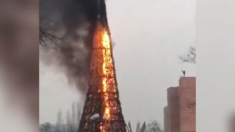 Видео: Қўқон шаҳри марказидаги байрам арчаси ёниб кетди