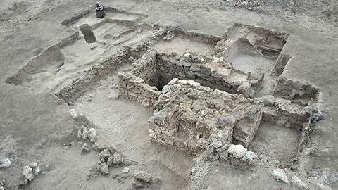 Мисрдаги қадимий қалъада тангалар ва лойдан ясалган шакллар топилди