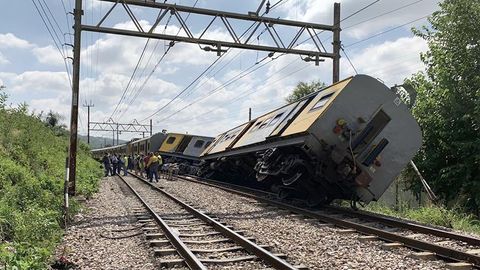 Жанубий Африка Республикасида иккита поезд тўқнашди