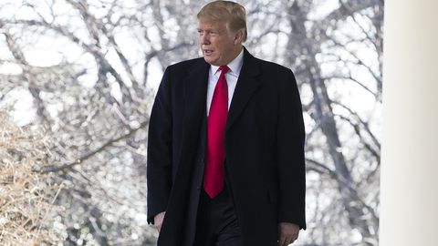 Tramp AQSh hukumati faoliyatini vaqtincha qayta tiklash to‘g‘risidagi hujjatni imzoladi