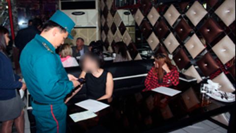 Samarqandda tungi klubda chilim chekkan 10-sinf o‘quvchisining ota-onasiga chora ko‘rildi