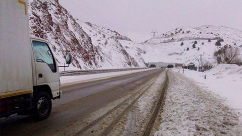 Қор кўчиш хавфи туфайли ёпилган Қамчиқ довонида автотранспорт воситалари ҳаракати тикланди