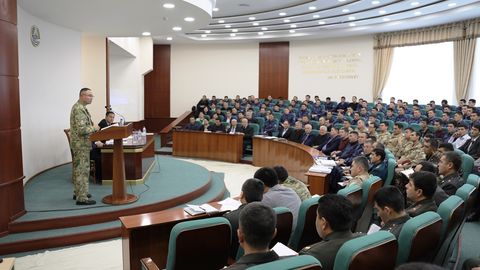 Mudofaa vaziri o‘rinbosari Nukusda yangi tashkil etilgan kurs tinglovchilari bilan suhbatlashdi