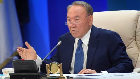 Nursulton Nazarboyev qozog‘istonlik vazirlarga mahalliy ishlab chiqarilgan kiyimlarga o‘tishni buyurdi