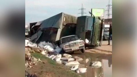 Yashnobod tumanidagi YTH oqibatida shakar ortilgan “KamAZ” ag‘darilib ketdi