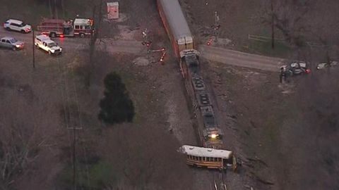 AQShda maktab avtobusini yuk poyezdi urib ketdi